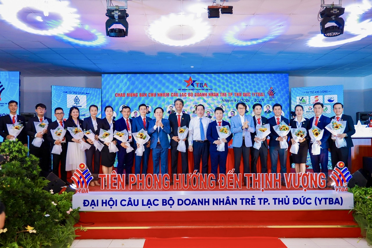 Anh Nguyễn Trường Duy Giám Đốc công ty TNHH Thương Mại Dịch Vụ T&D ( vị trí thứ 4 từ phải sang trái) nhận hoa trao tặng từ Đại hội Câu lạc bộ Doanh nhân trẻ TP. Thủ Đức (YTBA)