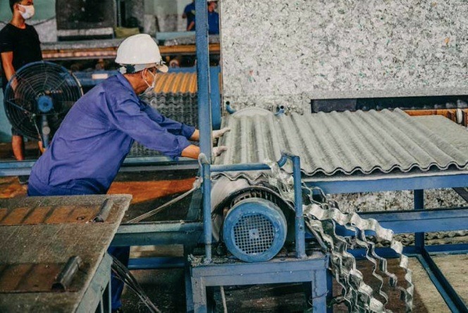 Các tấm lợp cho công trình được sản xuất bằng vật liệu tái chế từ vỏ những hộp sữa bỏ đi.
