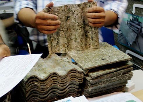 Những tấm tôn làm từ vỏ hộp sữa tái chế. (Ảnh: VNE)