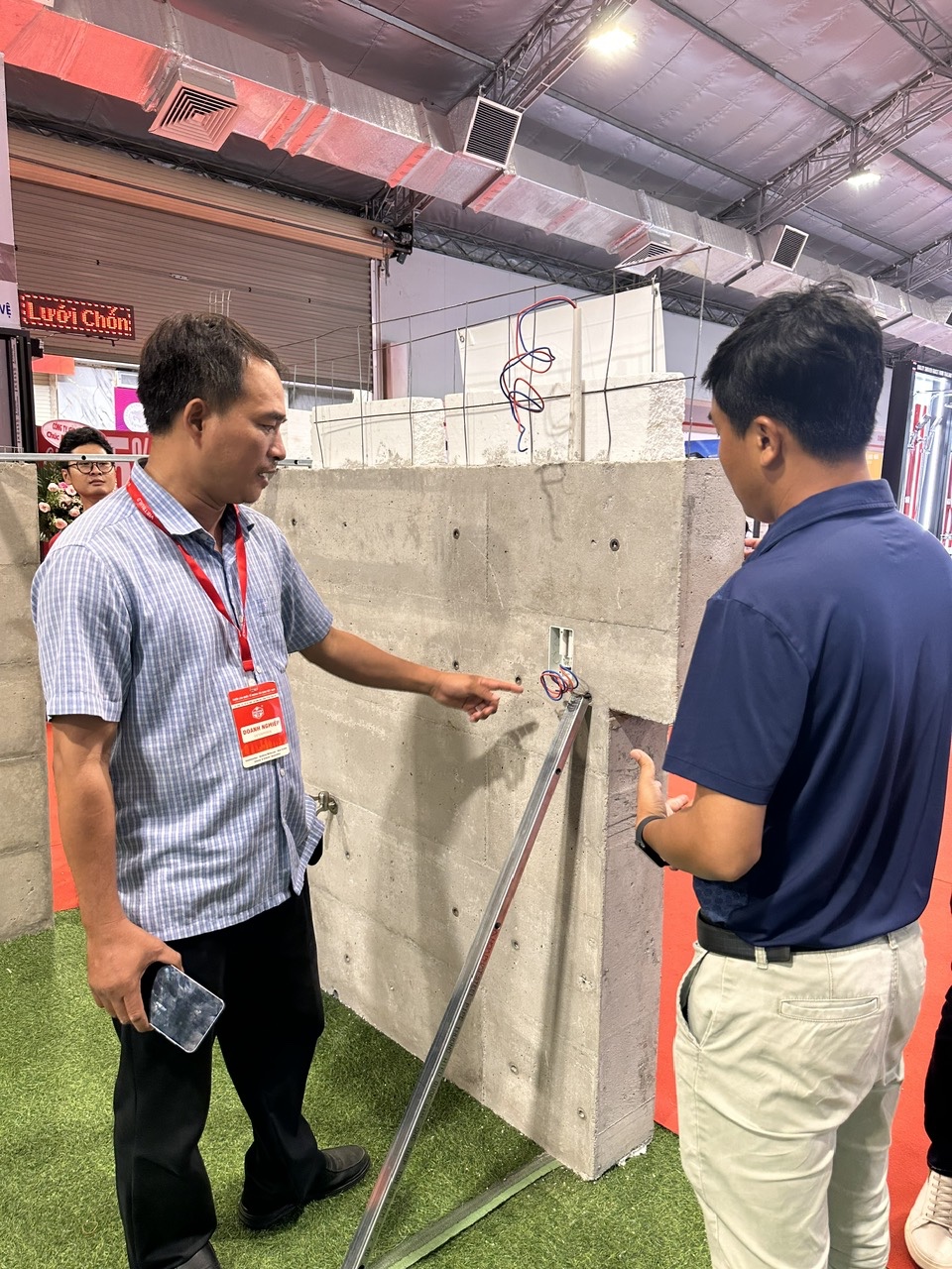 Chuyên gia kỹ thuật đang giới thiệu với đại diện Xây Nhà Xanh về cấu tạo và phương pháp thi công tường bê tông đúc sẵn.