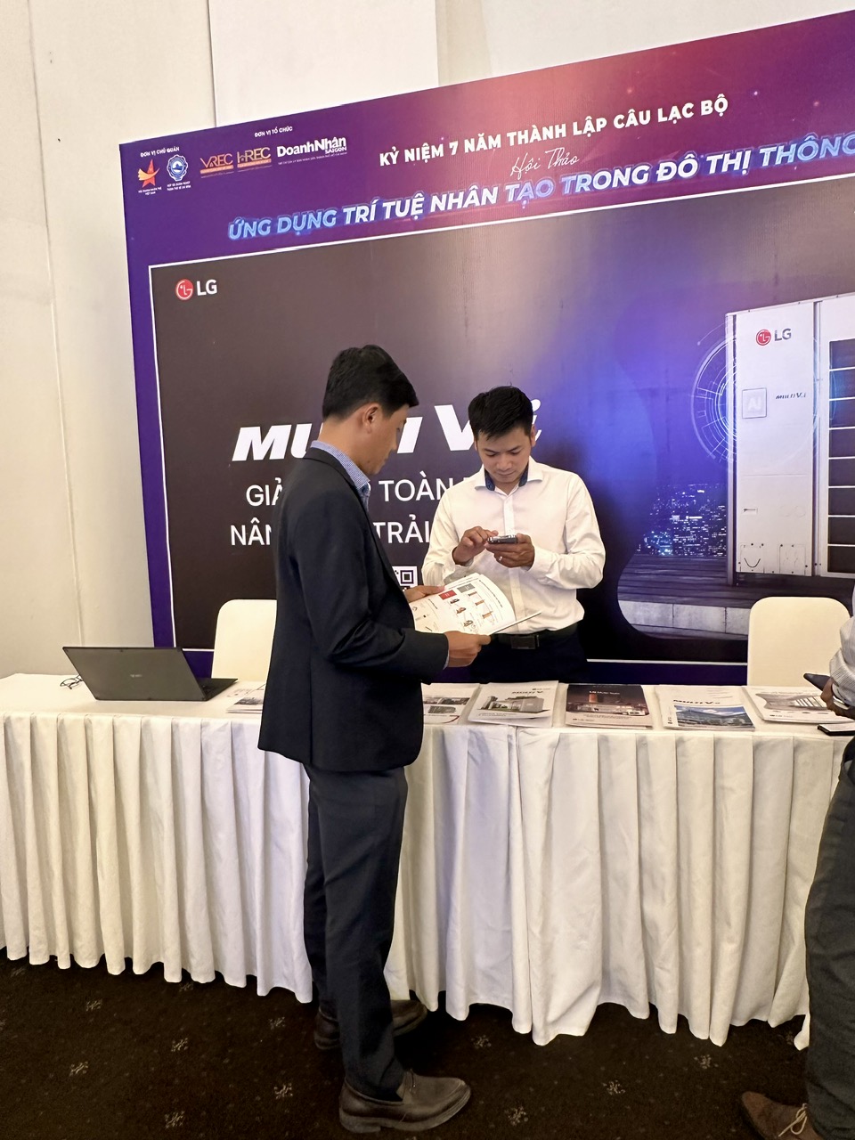 Đại diện Xây Nhà Xanh tham quan gian hàng triển lãm công nghệ tại Hội thảo.