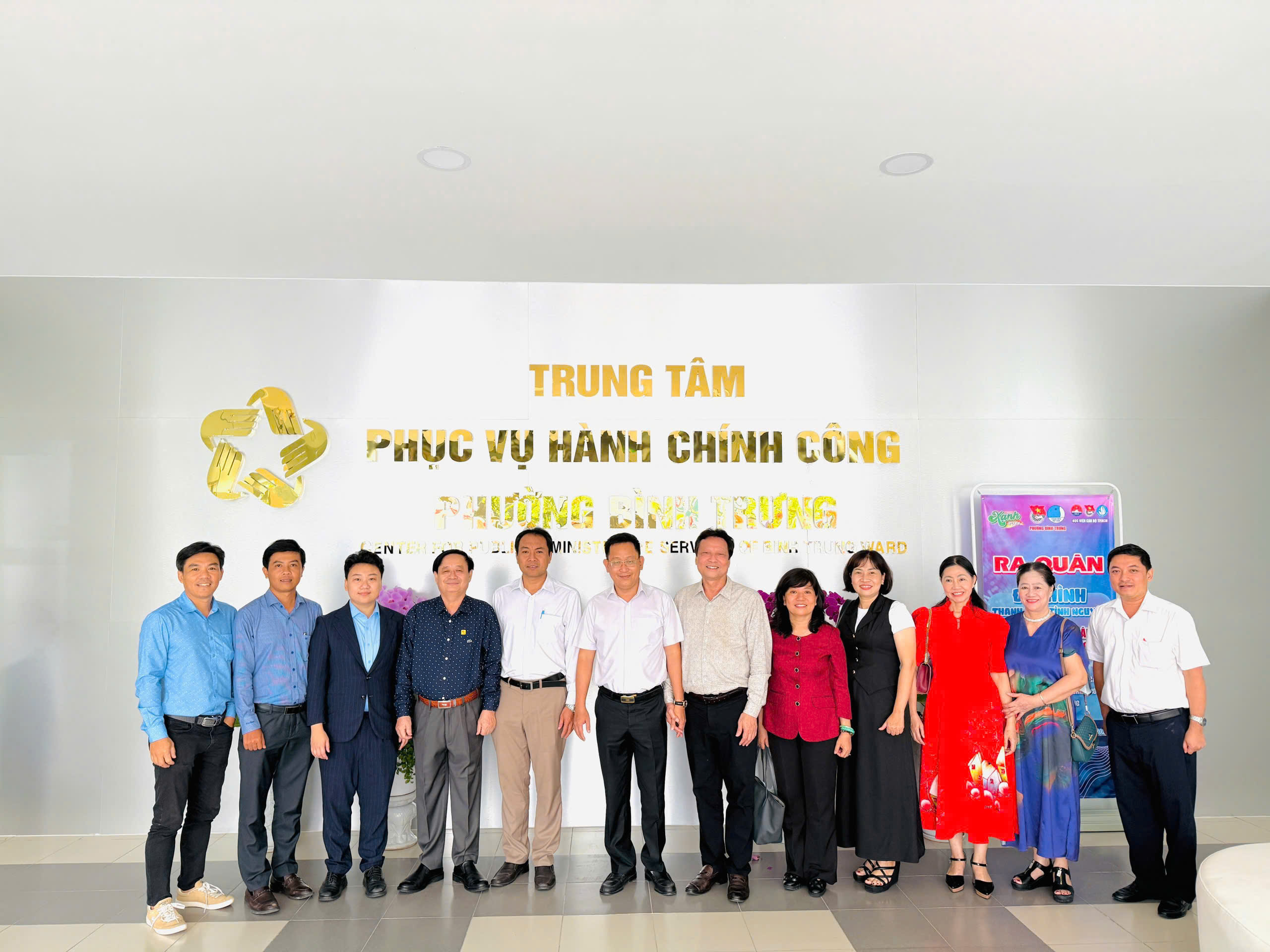 Anh Nguyễn Trường Duy (thứ 2 từ trái sang) – Giám đốc Công ty Thương mại & Dịch vụ Xây dựng T&D, cùng đại diện Hội Doanh nghiệp TP Thủ Đức cũ chụp ảnh lưu niệm với lãnh đạo phường Bình Trưng tại Trung tâm Phục vụ Hành chính công.