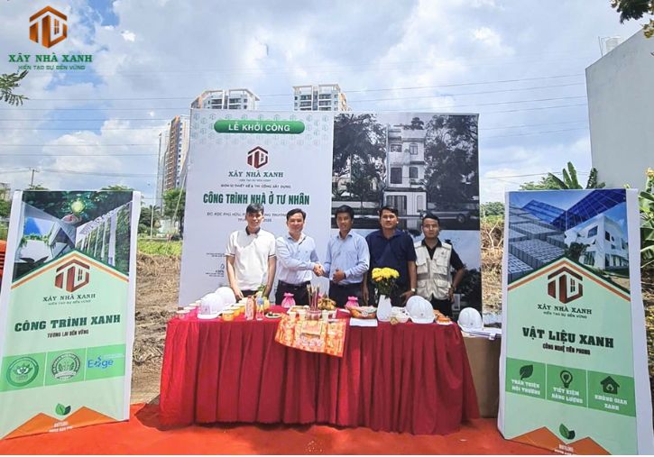XÂY NHÀ XANH cùng anh Hoàng chụp hình kỉ niệm trong lễ khởi công