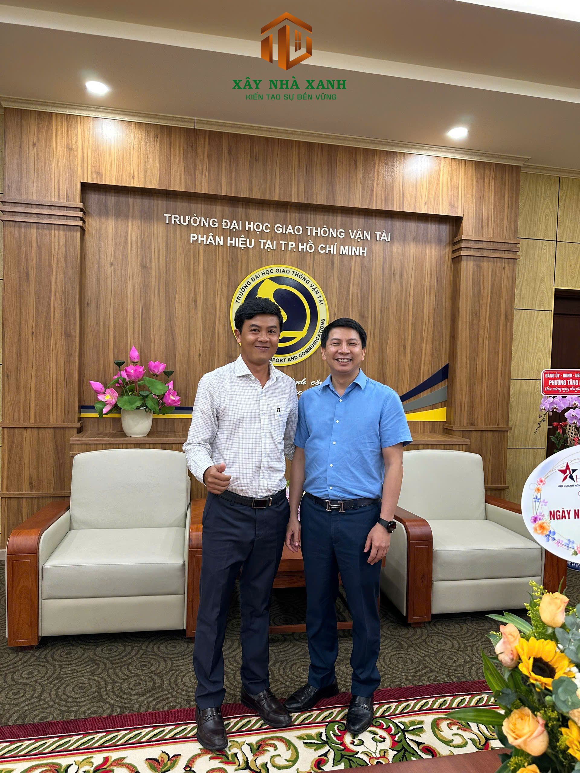 Giám Đốc Xây nhà xanh chụp hình kỉ niệm cùng thầy 1