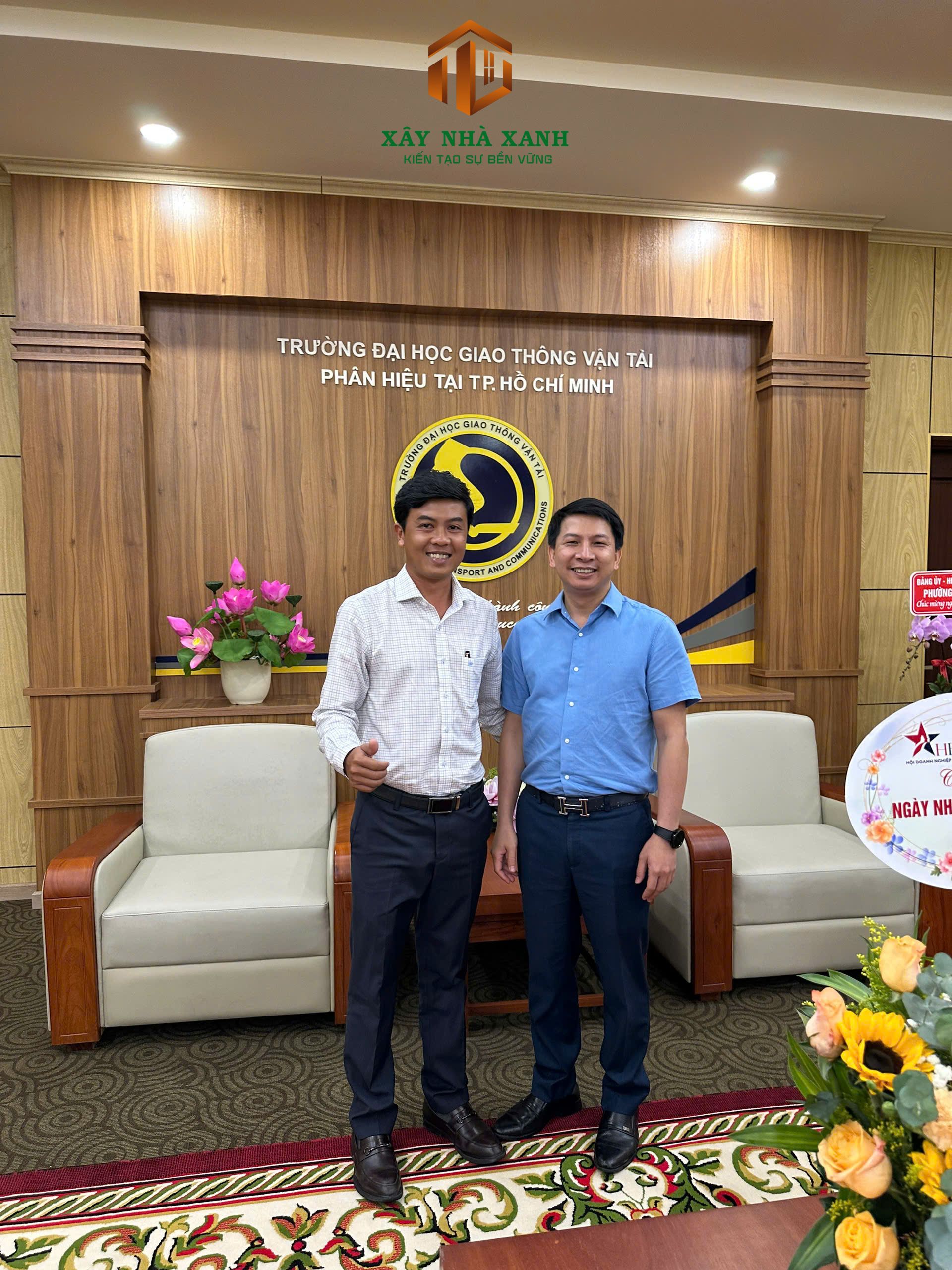 Giám Đốc Xây nhà xanh chụp hình kỉ niệm cùng thầy