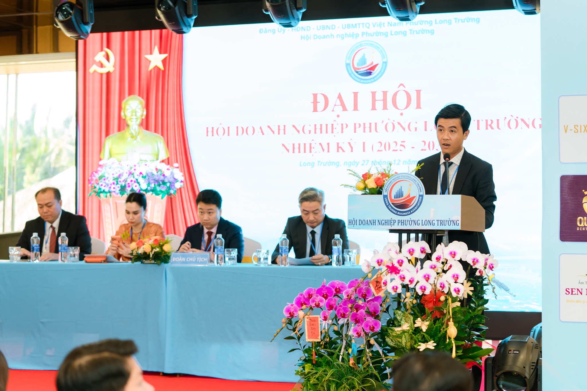 Giám Đốc Xây nhà xanh phát biểu trong đại hội hội doanh nghiệp phường Long Trường