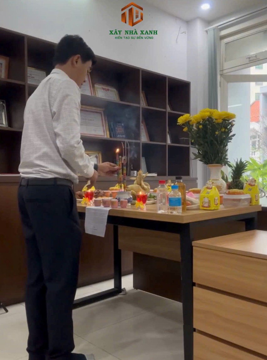 GIÁM ĐỐC CÔNG TY XÂY NHÀ XANH CHỦ TRÌ CÚNG KHAI XUÂN ĐẦU NĂM